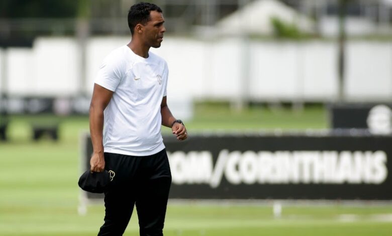 dois retornos Fernando Lázaro escala Corinthians para seu primeiro