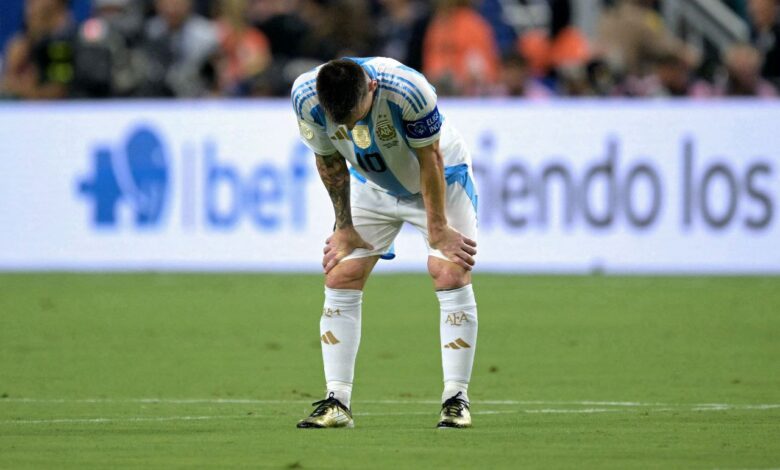 حزن ميسي بسبب إصابته - الأرجنتين ضد كولومبيا