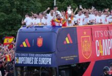 احتفال لاعبي إسبانيا مع الجماهير