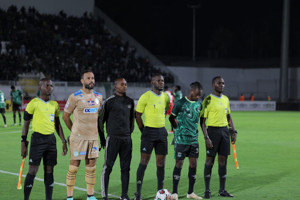 الصالح سبورت : 
			حكم شاب يقود مباراة الرجاء ضد صن داونز في دوري أبطال إفريقيا		