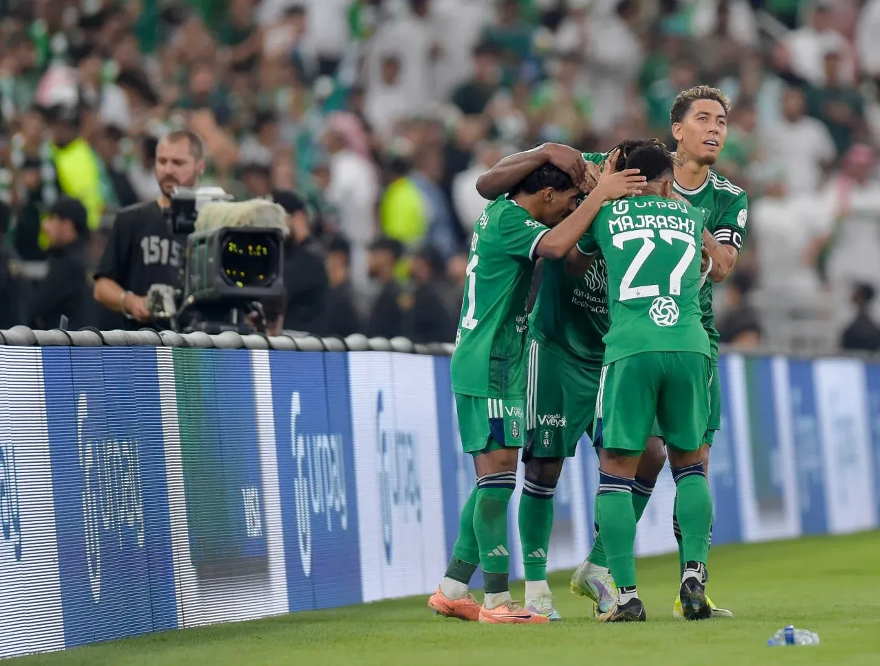 الصالح سبورت : 
			لاعب الأهلي السعودي يرفض عرضًا لتجديد عقده مقابل 13 مليون ريال		