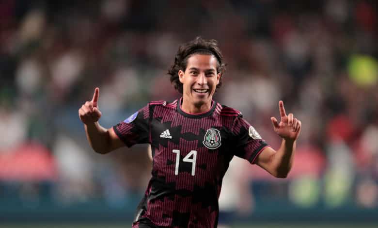 Diego Lainez jugando