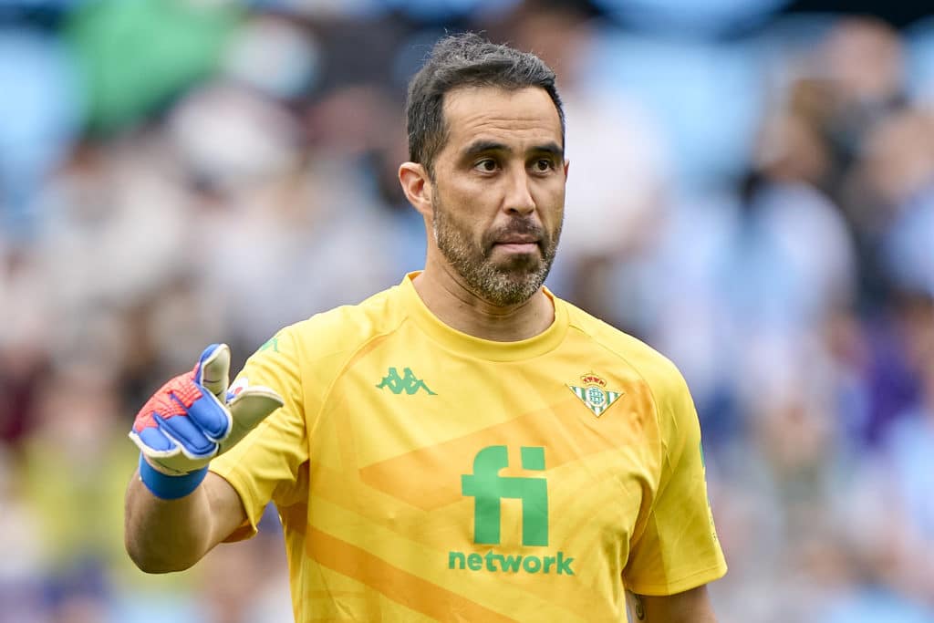 A sus 39 años, Claudio Bravo sigue compitiendo en la élite del fútbol europeo.