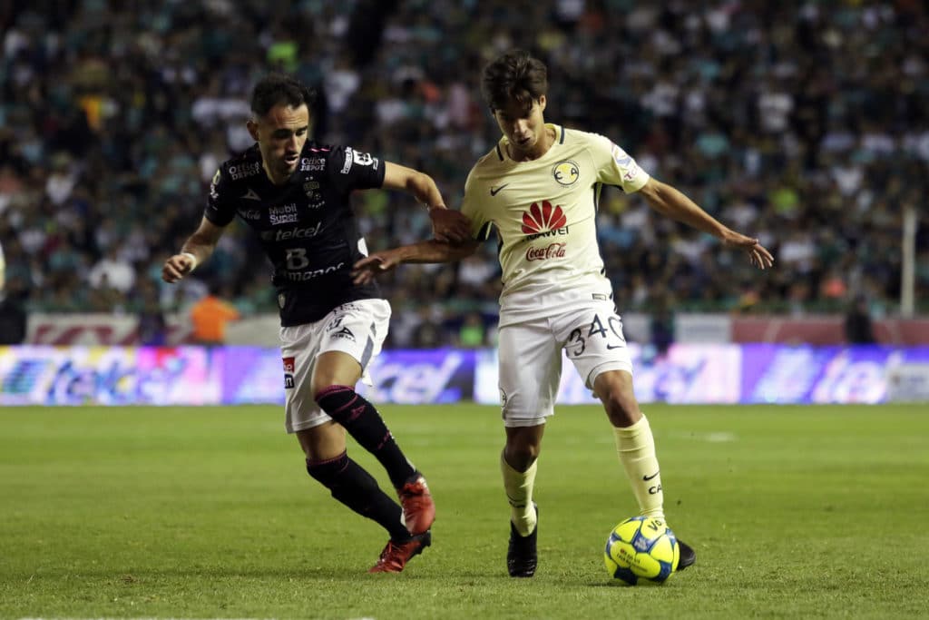 Diego Lainez en su primer partido de Liga Mx contra el Club León.