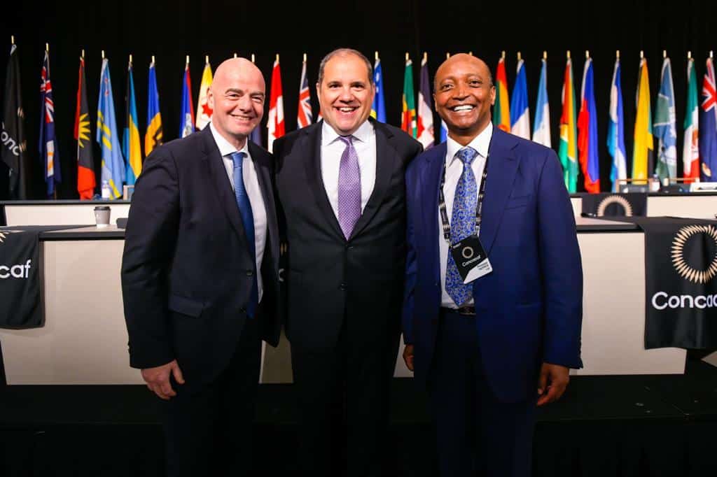 Victor Montiaglani con la responsabilidad de organizar el Mundial 2026, junto a los presidentes de la FIFA y la CAF, Fotografía: Victor Montiaglani oficial.