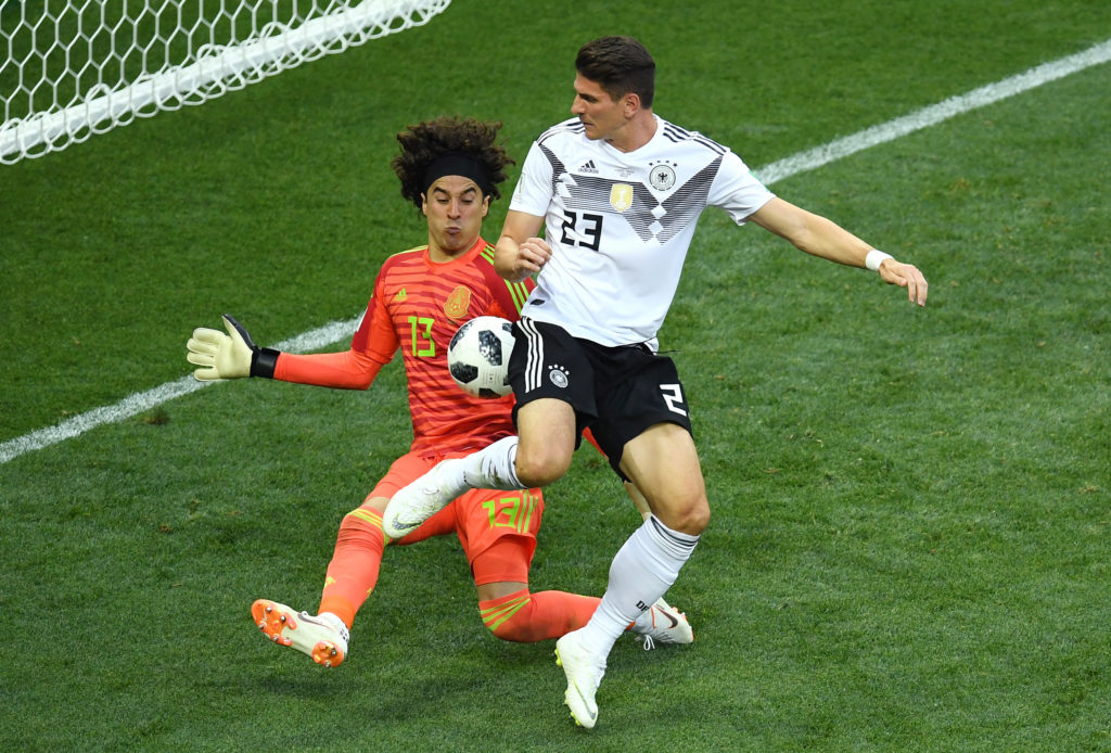 Guillermo Ochoa deteniendo un tiro de Mario Gomez en el juego vs Alemania, Fotografía: Getty Images