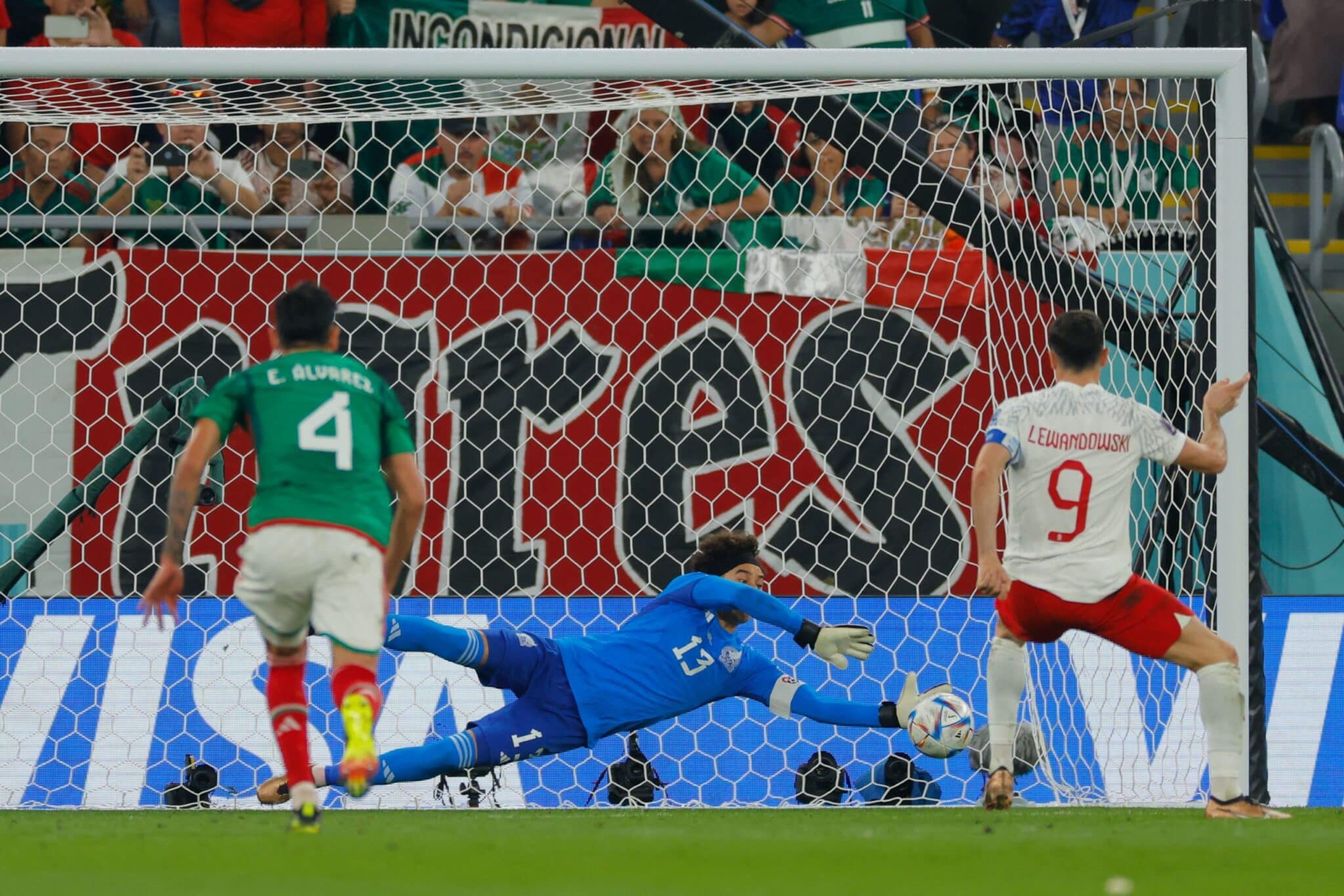 Memo Ochoa tapando un penalty a Lewandowsky en el mundial de Qatar 2022, Fotografía de ODD ANDERSEN/AFP vía Getty Images.