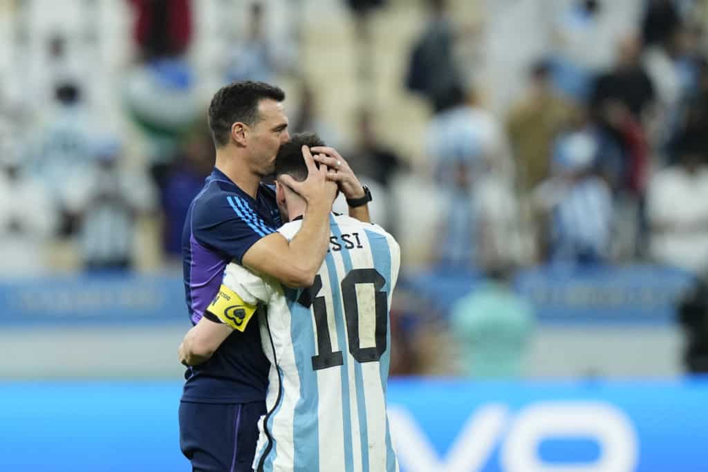 Lionel Scaloni y Lionel Messi tras el título de Argentina en Qatar 2022.