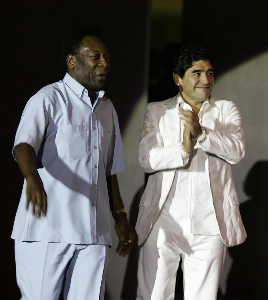 Diego Maradona y Pelé, los dos mejores futbolistas en la historia.