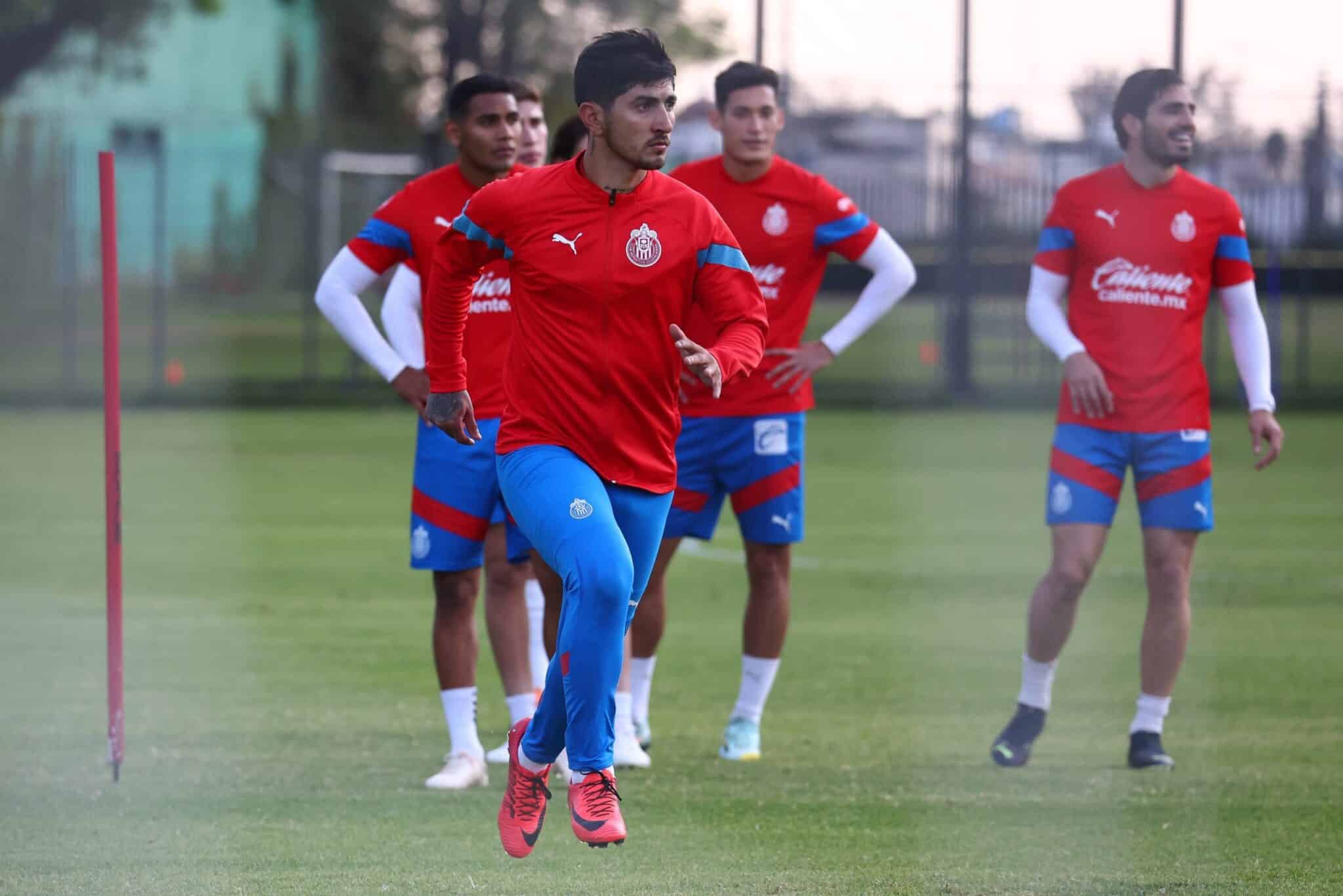 Victor Guzmán, uno de los principales Fichajes de la Liga Mx entrenando con Chivas. Fotografía: Chivas oficial.