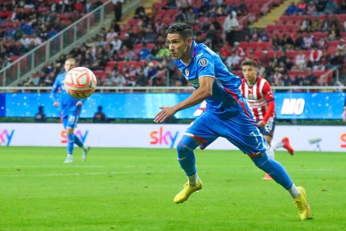 Uriel Antuna disputando un partido con Cruz Azul. Fotografía: Cruz Azul Oficial.