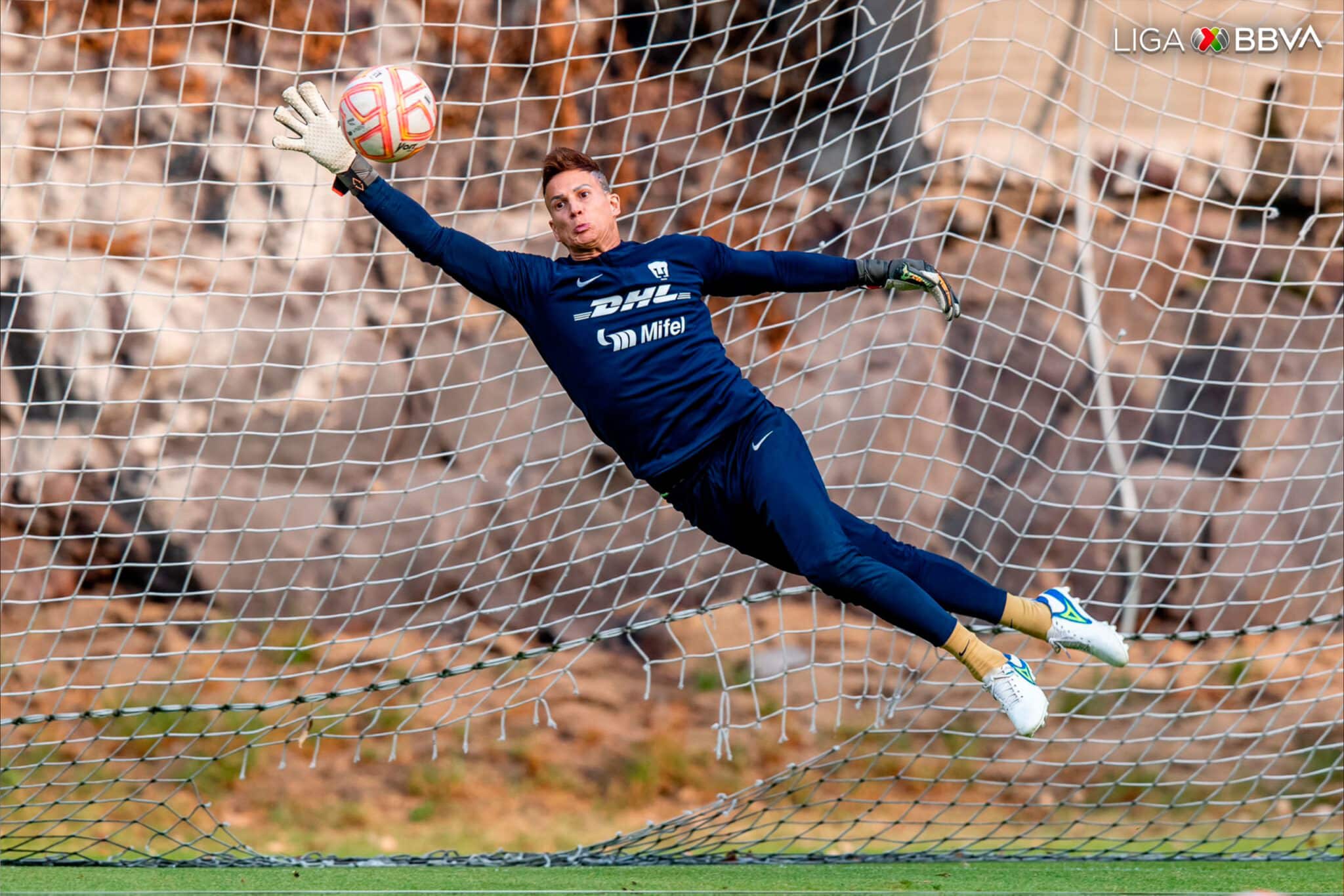 El nuevo arquero de Pumas Sebastián Sosa mientras entrena, Fotografía: Liga Mx Oficial