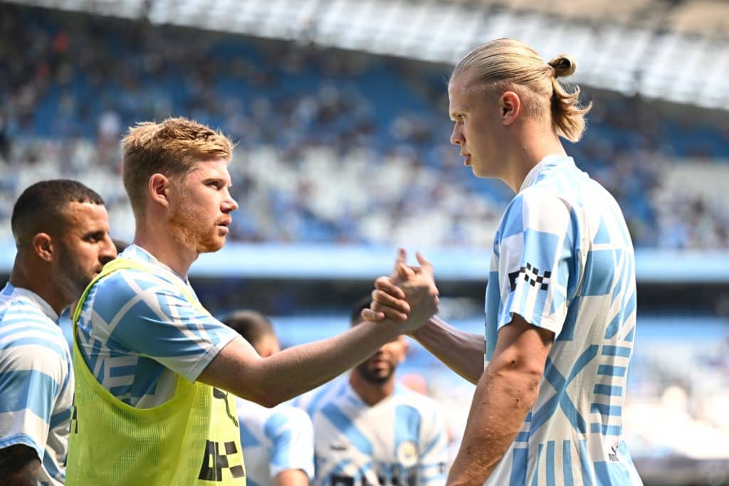 Protagonistas de la nueva camiseta del Manchester City