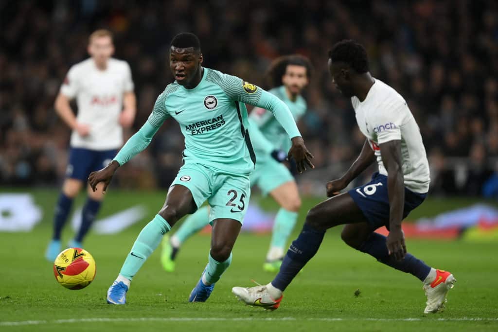 Tres gigantes de Inglaterra empujan por Moisés Caicedo.