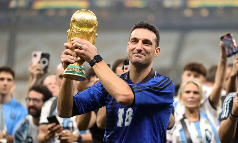 Lionel Scaloni con la Copa del Mundo