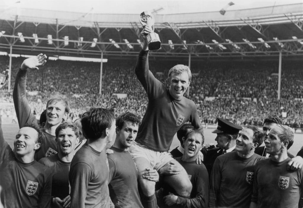 Bobby Moore y Bobby Charlton, campeones del Mundo en 1966 con Inglaterra.