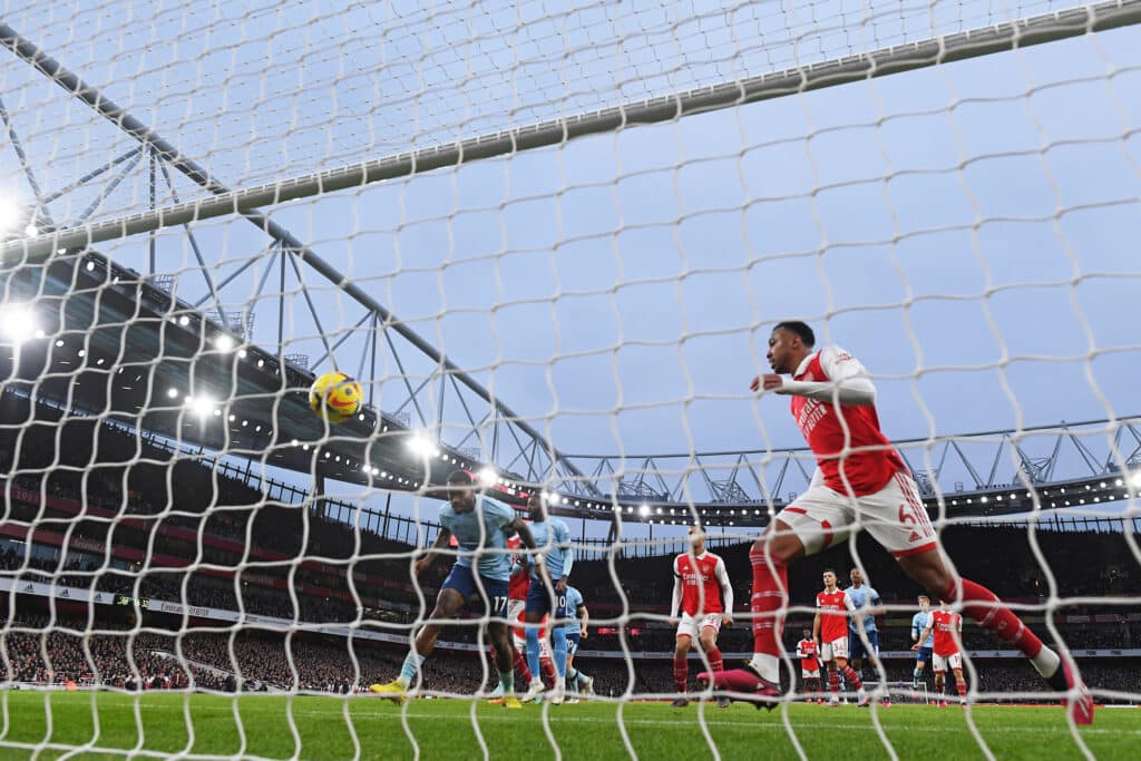 El momento exacto donde Ivan Toney puso el 1-1 entre Arsenal y Brentford. (Photo by Shaun Botterill/Getty Images)