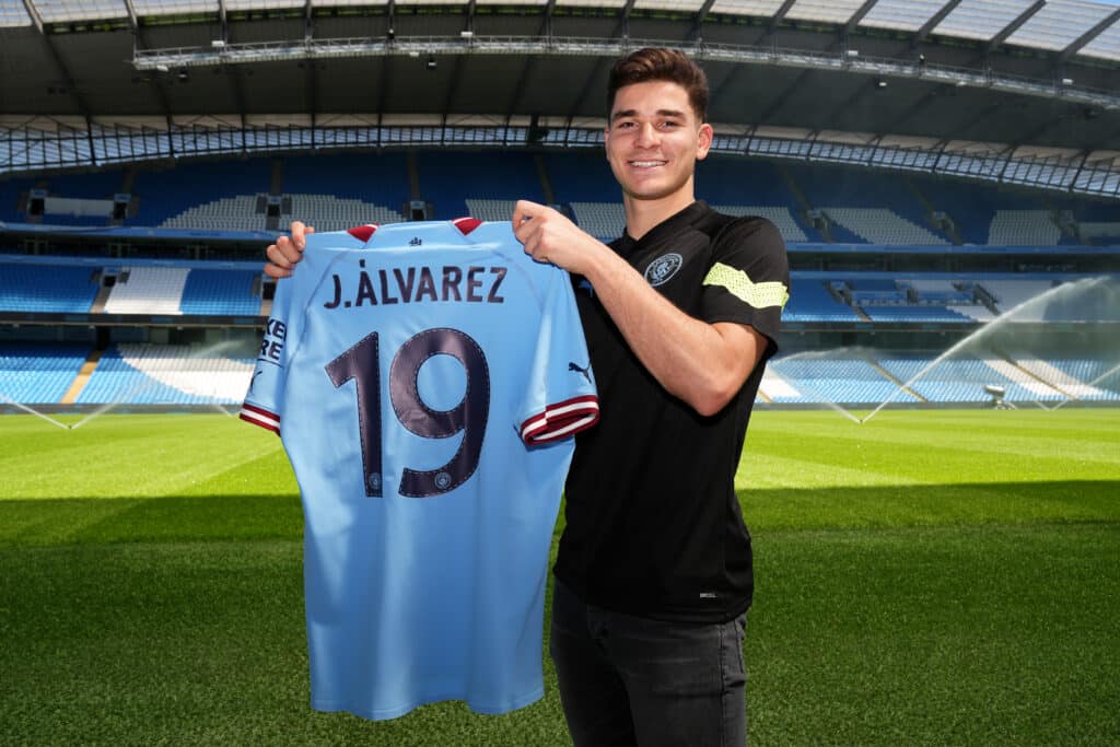 En su primera temporada con el Manchester City, Julián Álvarez consiguió 3 títulos. (Photo by Matt McNulty - Manchester City/Manchester City FC via Getty Images)