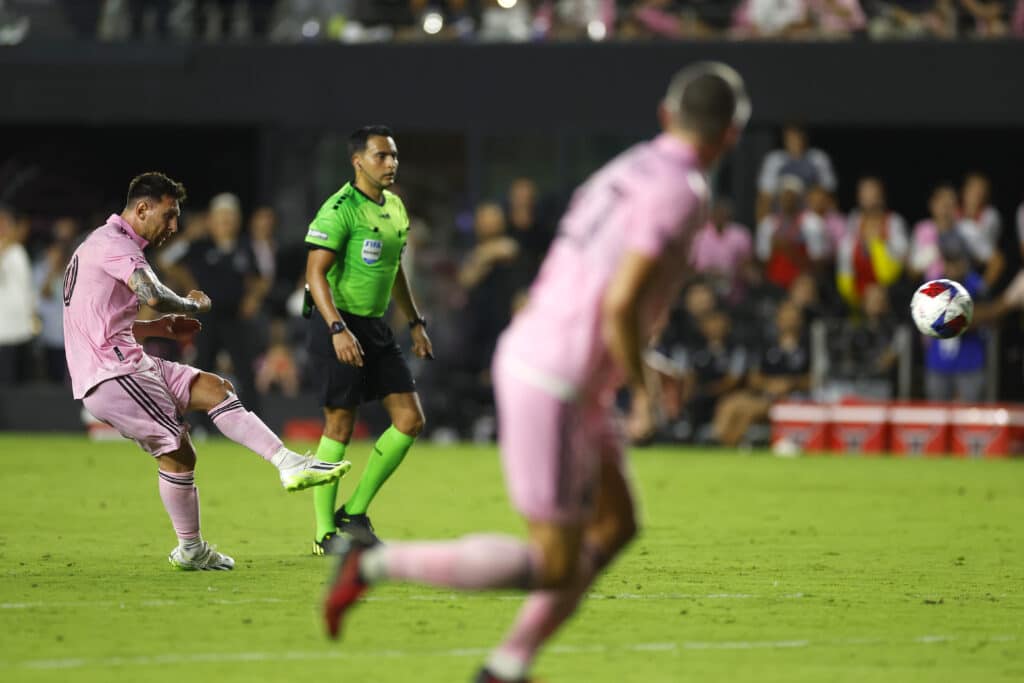 Con un golazo de tiro libre, Lionel Messi le dio la victoria al Inter Miami en el primer partido en la Leagues Cup. (Photo by Stacy Revere/Getty Images)