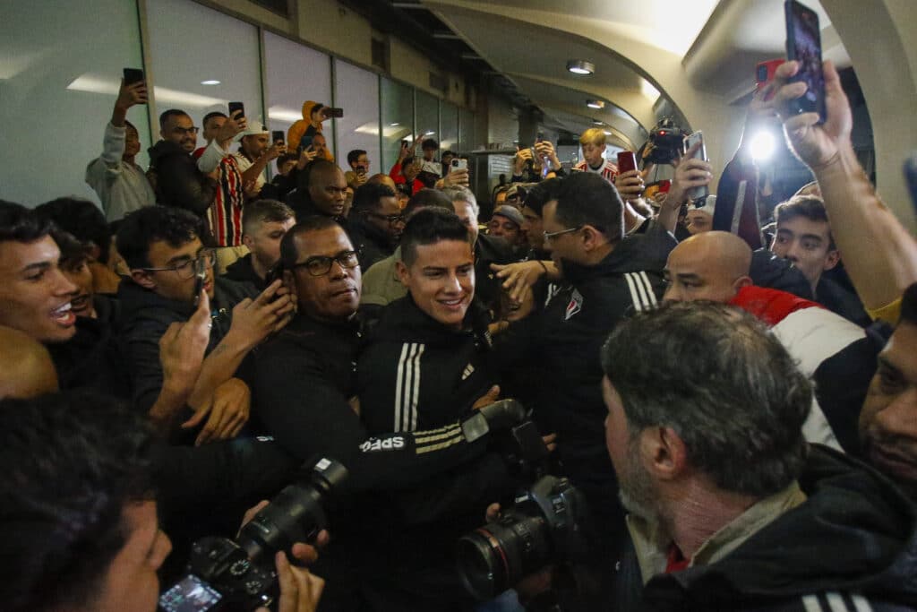 Delirio total por James Rodríguez en su llegada a Sao Paulo. (Photo by Miguel SCHINCARIOL / AFP)