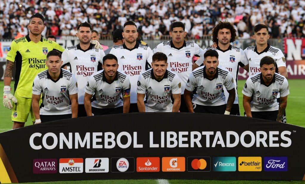 Colo Colo y una clara supremacía en el Superclásico del fútbol chileno. (Photo by MARTIN BERNETTI/AFP via Getty Images)