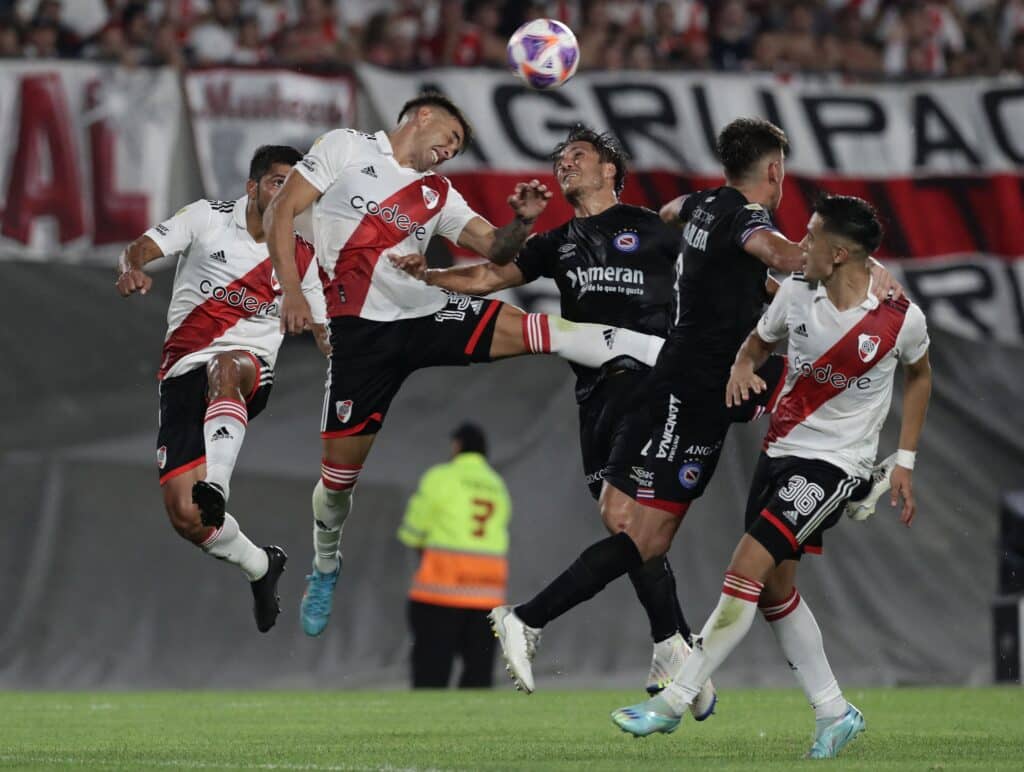 River Plate vs Barracas Central muestra una clara tendencia en cuanto a los probabilidades. (Photo by ALEJANDRO PAGNI / AFP) (Photo by ALEJANDRO PAGNI/AFP via Getty Images)