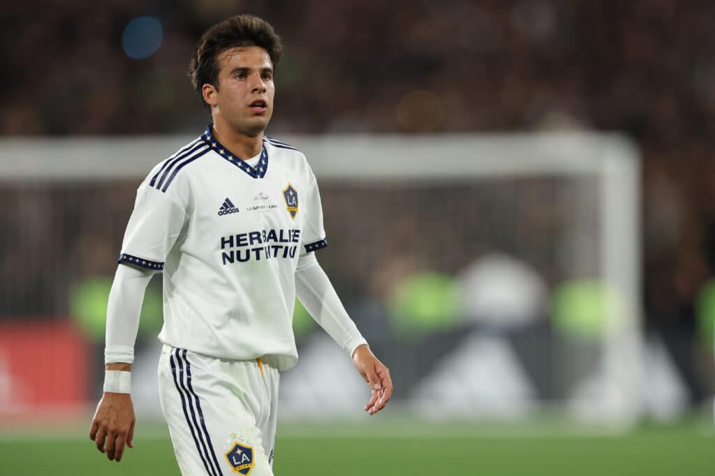 Riqui Puig es una de las figuras que militan en la Major League Soccer. Actualmente es uno de los líderes de los LA Galaxy FC. (Photo by Matthew Ashton - AMA/Getty Images)