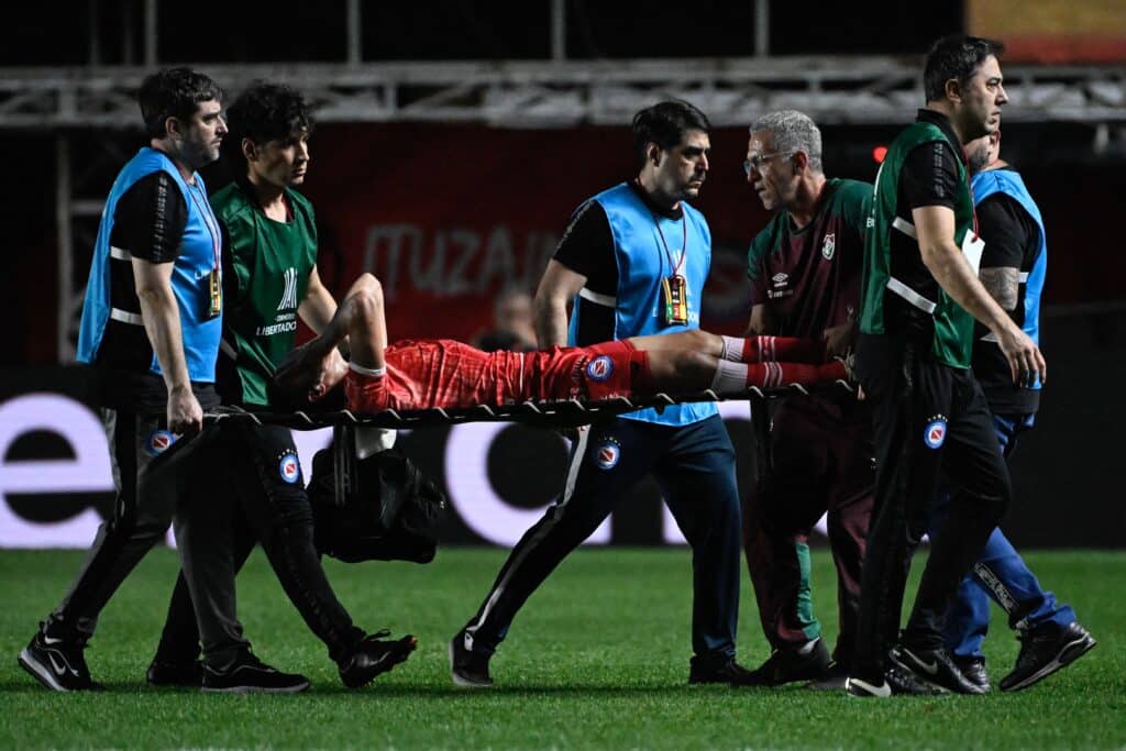 Argentinos vs Fluminense: la terrible lesión de Luciano Sánchez que da la vuelta al mundo. (Photo by LUIS ROBAYO/AFP via Getty Images)