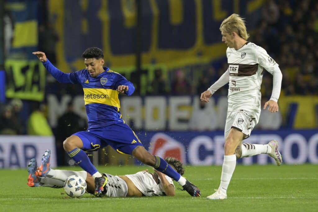 En caso de sumar minutos, Cristian Medina podría ser una de las claves en el Sarmiento vs Boca Juniors. (Photo by JUAN MABROMATA/AFP via Getty Images)