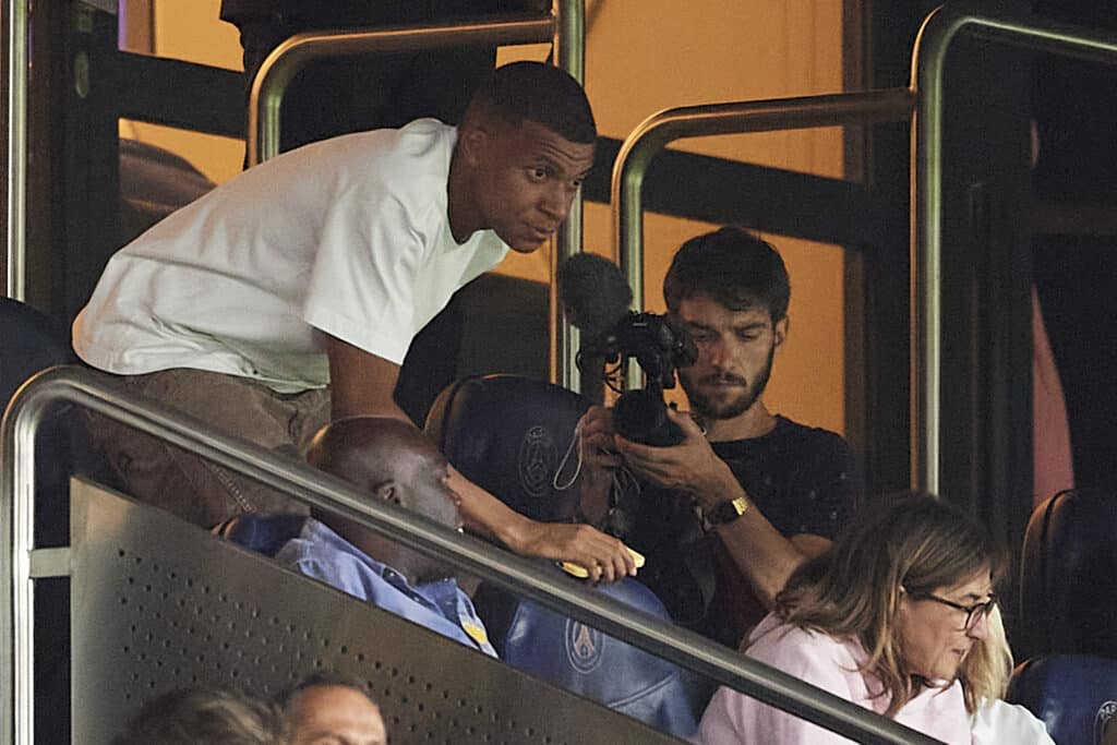 Kylian Mbappé en el palco durante el último partido del PSG. (Photo by Franco Arland/Quality Sport Images/Getty Images)