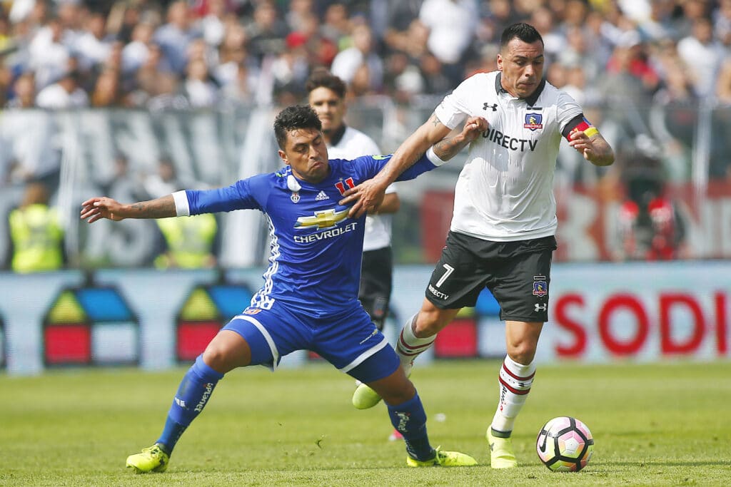 Universidad de Chile vs Colo Colo: Todo lo que debes saber sobre el Superclásico del fútbol chileno. (Photo by Esteban Garay/Getty Images)