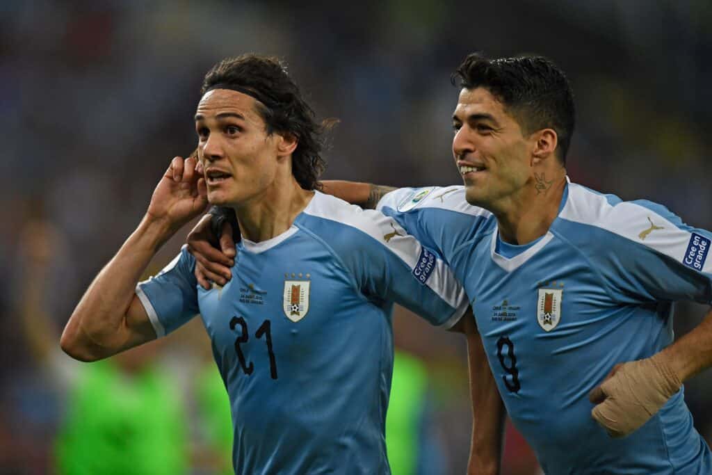 Marcelo Bielsa no tendrá en cuenta, por ahora, ni a Edinson Cavani ni Luis Suárez para la selección de Uruguay. (Photo by Mauro PIMENTEL / AFP)