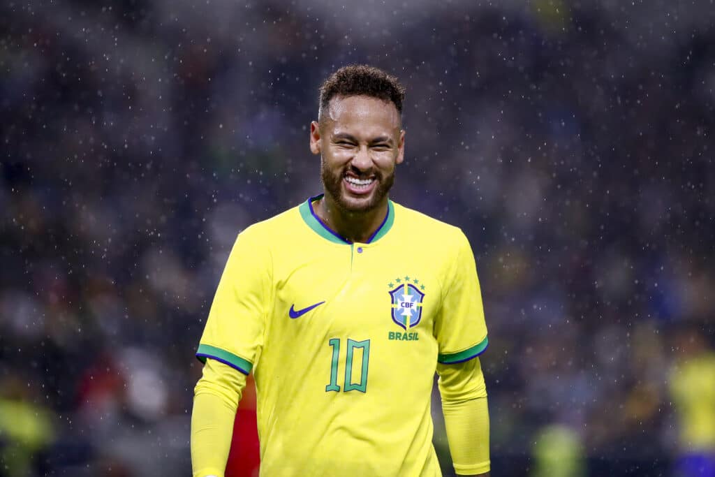 Neymar podría ser una de las novedades para el Brasil vs Bolivia. La figura brasileña venía arrastrando una lesión desde su llegada al Al Hilal. (Photo by Catherine Steenkeste/Getty Images)