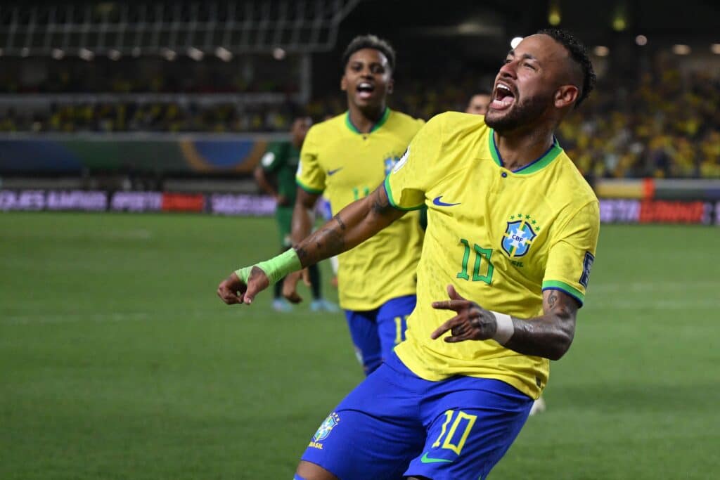 Neymar, quién se acaba de convertir en el máximo goleador en la historia de Brasil, apunta a ser la figura del Perú vs Brasil. (Photo by CARL DE SOUZA/AFP via Getty Images)