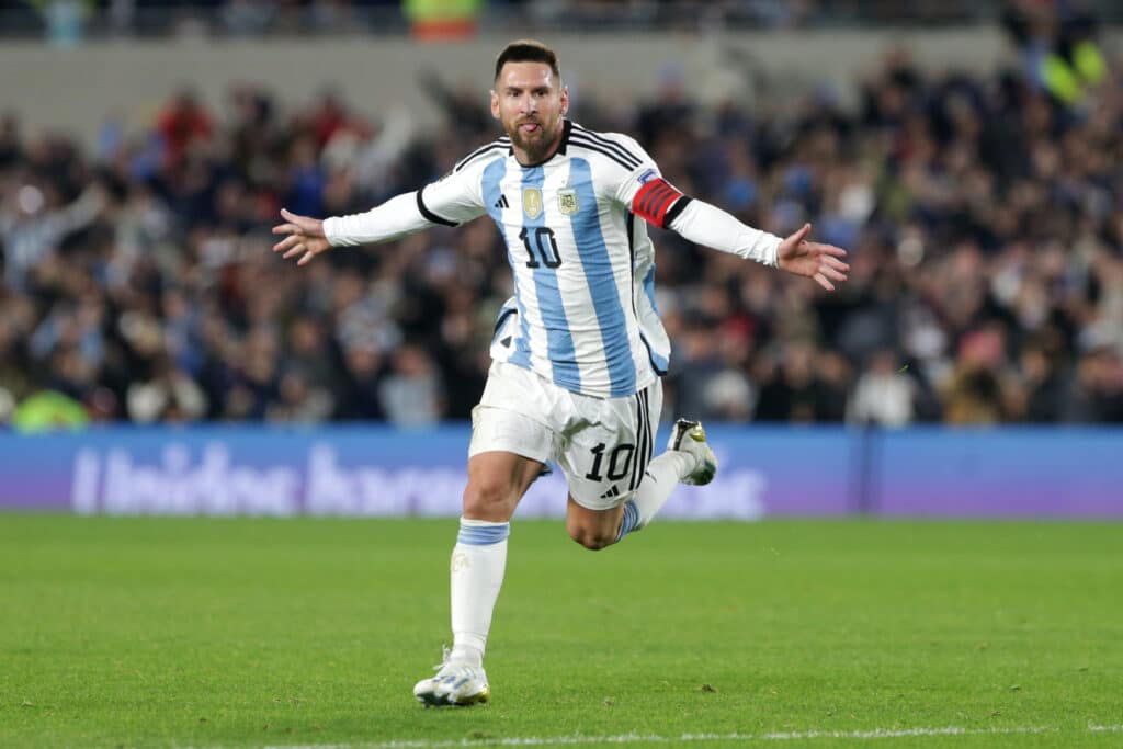 Lionel Messi igualó a Luis Suárez en la tabla de máximos goleadores históricos de las Eliminatorias Sudamericanas. (Photo by Daniel Jayo/Getty Images)