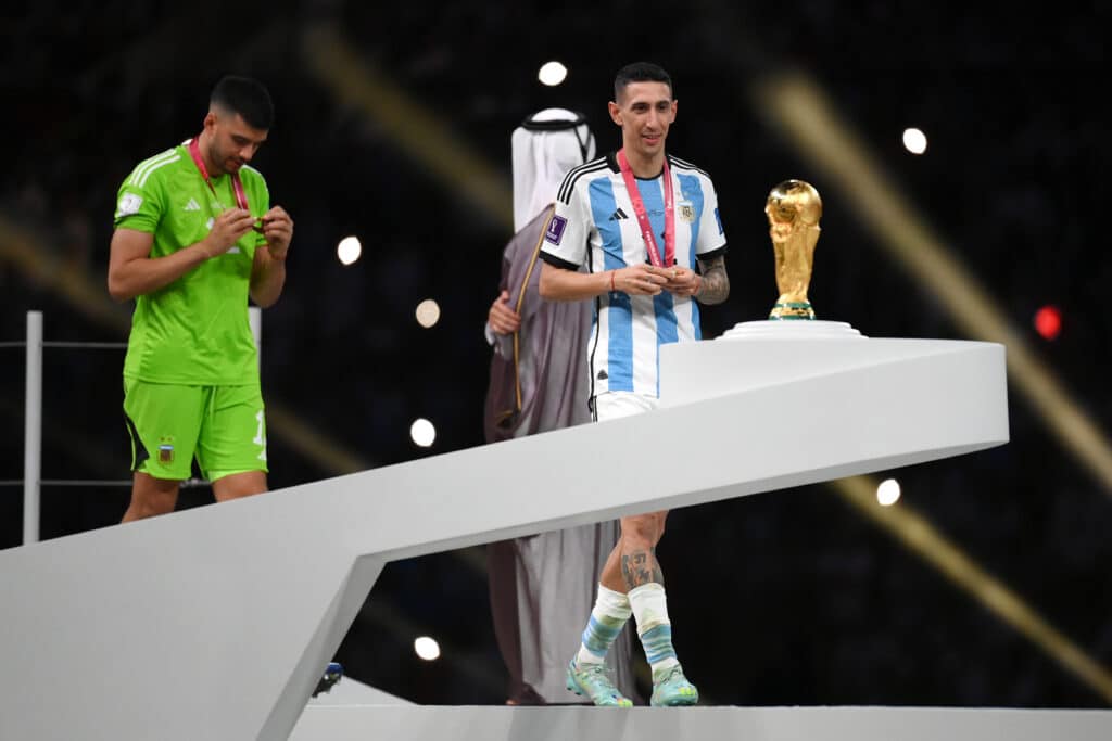 Ángel Di María y la Copa del Mundo, el único título que le faltaba en su carrera. Ahora Rosario Central sueña con su regreso. (Photo by Shaun Botterill - FIFA/FIFA via Getty Images)