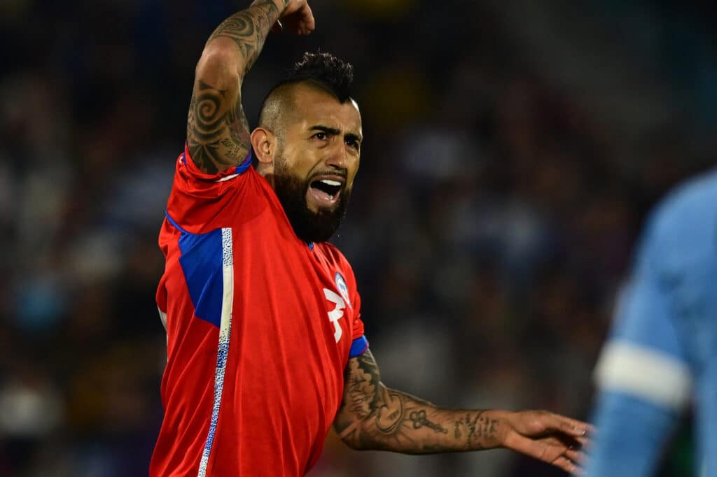 La leyenda de Chile, Arturo Vidal parece que cumplió su ciclo con la selección, ya que no cuenta en los planes de Ricardo Gareca (Photo by Pablo PORCIUNCULA / AFP)