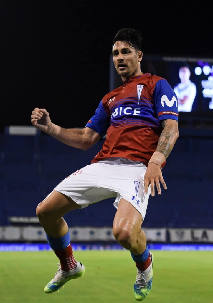 Colo Colo vs Universidad Católica: en caso de anotar, Fernando Zampedri se convertiría en el máximo goleador histórico del conjunto estudiantil.(Photo by Marcelo Endelli / POOL / AFP) (Photo by MARCELO ENDELLI/POOL/AFP via Getty Images)