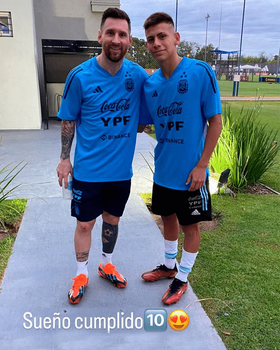 Claudio Echeverri con Messi