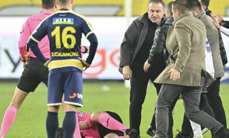 Ankaragücü: Presidente y jugadores golpean al árbitro