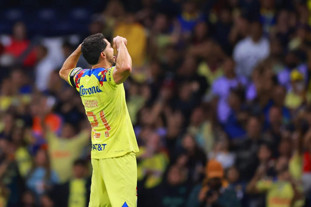 Tigres vs América: Henry Martín busca una nueva anotación con el cuadro amarillo (Photo by Hector Vivas/Getty Images)