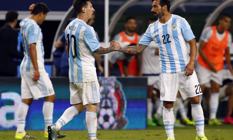 El Pocho Lavezzi con Messi