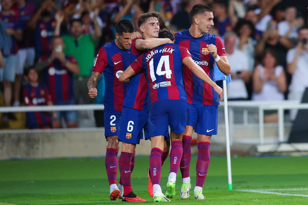 Jugadores del Barcelona celebran una anotación en un duelo de la campaña 2023-24. Barcelona vs Las Palmas pronósticos deportivos LaLiga Joao Felix Real Madrid vs Barcelona