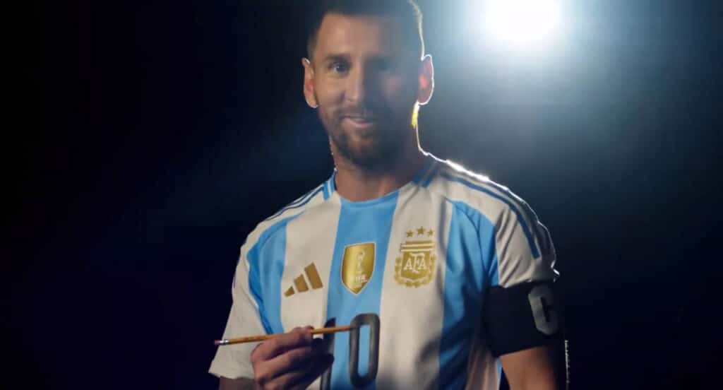 La nueva primera camiseta de Argentina. Foto: Selección Argentina.