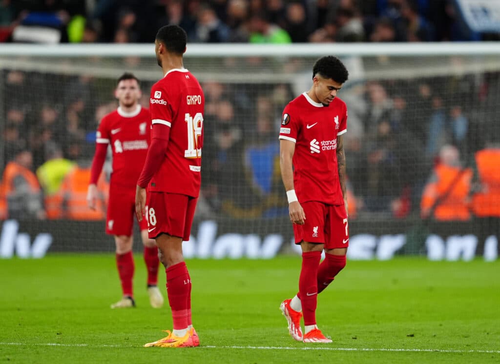 Liverpool sigue en carrera por el título de la Premier League