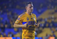 Florian Thauvin con Tigres UANL disputando un partido por la Liga MX