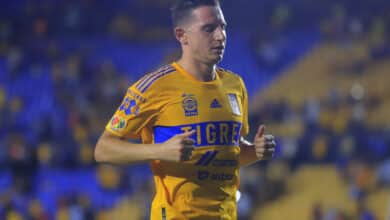 Florian Thauvin con Tigres UANL disputando un partido por la Liga MX