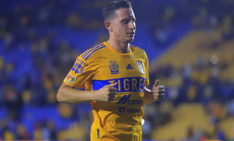 Florian Thauvin con Tigres UANL disputando un partido por la Liga MX