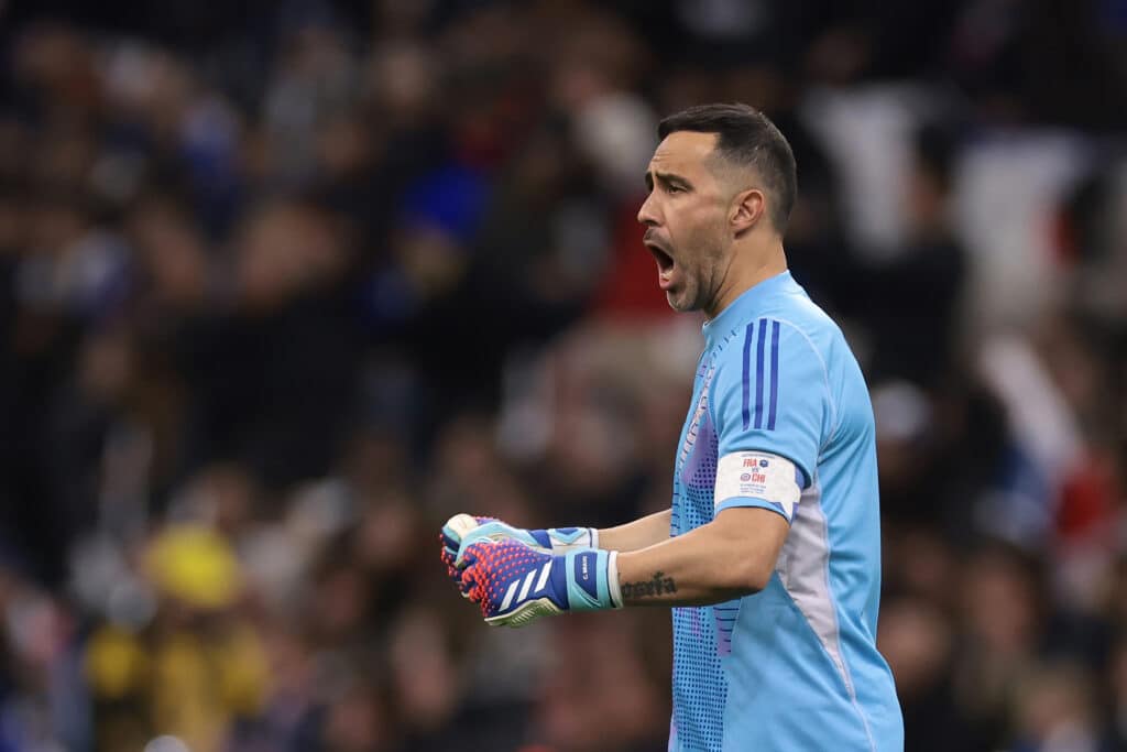 Claudio Bravo será titular y capitán en el Chile vs Paraguay. (Photo by Jonathan Moscrop/Getty Images)