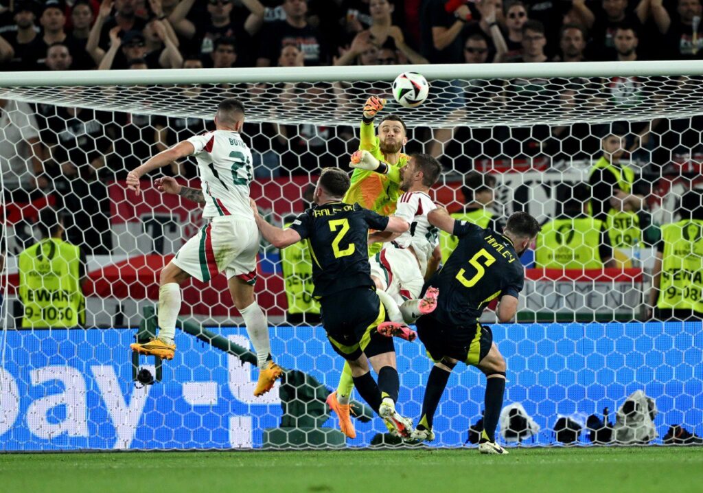 El momento de la lesión de Barnabás Varga en el Escocia vs Hungría en la Eurocopa 2024. Foto: Getty Images.